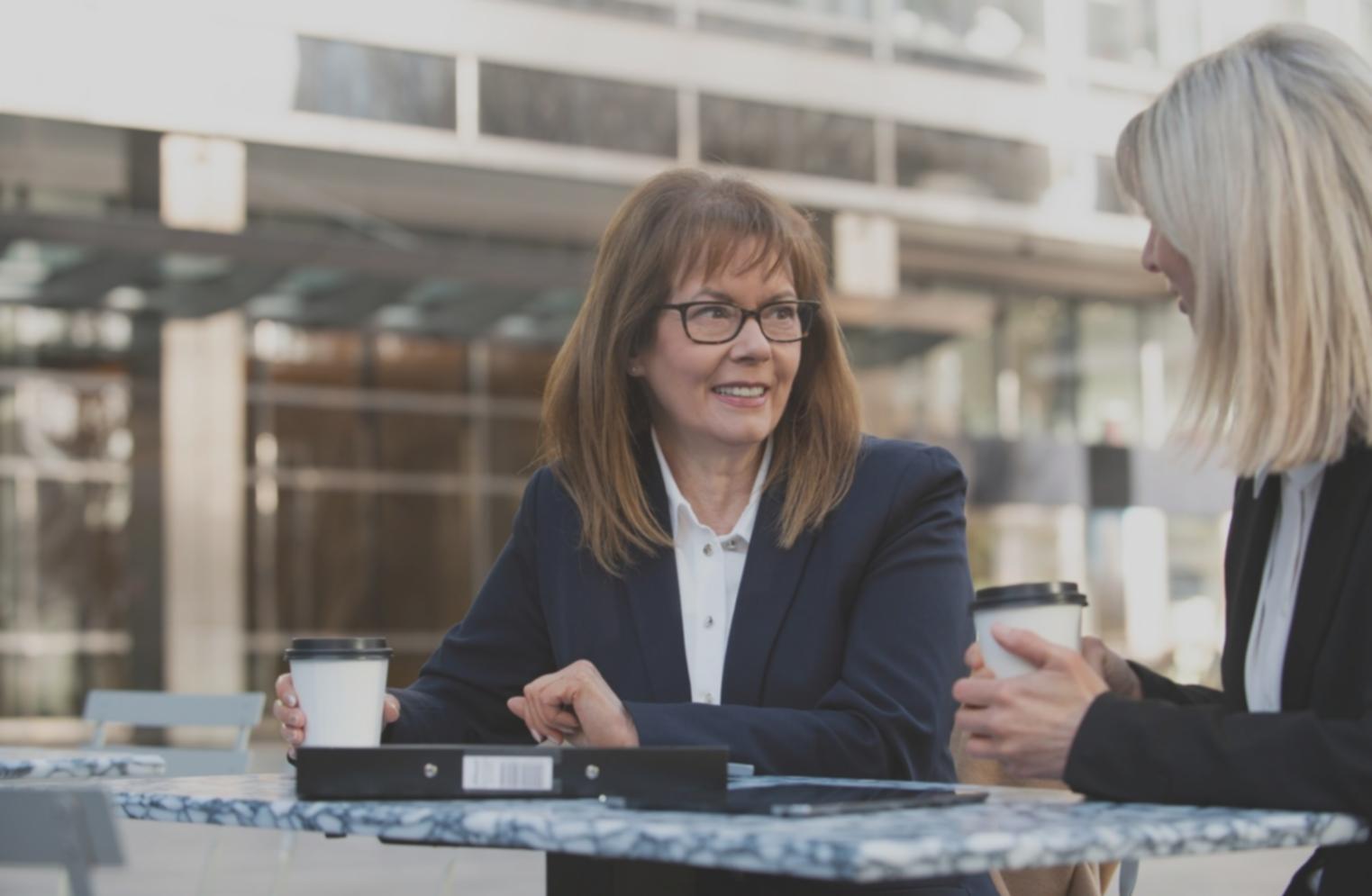 Espacio de práctica de yoga restaurativo con ambiente tranquilo